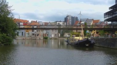 Yazın güneşli bir günde Gent, Belçika 'da evleri dolaşmak.