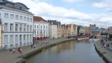 Yazın güneşli bir günde Gent, Belçika 'da evleri dolaşmak.