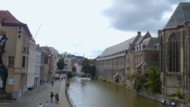 Yazın güneşli bir günde Gent, Belçika 'da evleri dolaşmak.