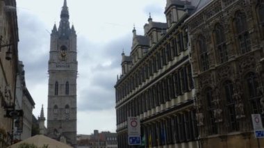 Yazın güneşli bir günde Gent, Belçika 'da evleri dolaşmak.
