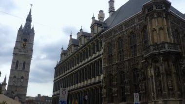 Yazın güneşli bir günde Gent, Belçika 'da evleri dolaşmak.