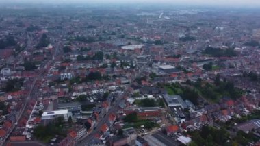 Bulutlu bir günde Belçika 'nın Aalst kentindeki hava manzarası