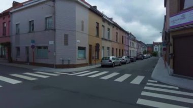 Yazın bulutlu bir günde Gent, Belçika 'nın eski bir kasabasındaki evleri dolaşın..