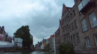 Yazın bulutlu bir günde Gent, Belçika 'nın eski bir kasabasındaki evleri dolaşın..