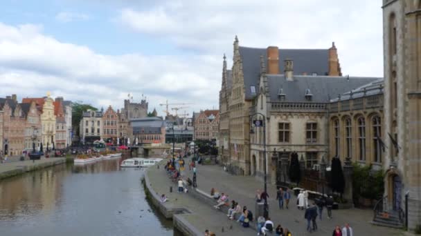 Pan Door Huizen Het Oude Centrum Van Gent België Een — Stockvideo