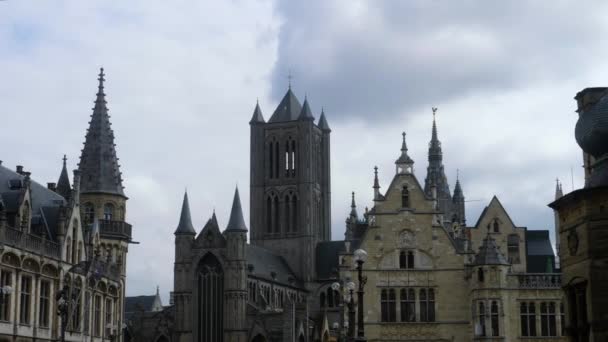 Pan Przez Domy Starym Mieście Gandawa Belgia Pochmurny Dzień Lecie — Wideo stockowe