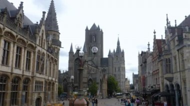 Yazın bulutlu bir günde Gent, Belçika 'nın eski bir kasabasındaki evleri dolaşın..