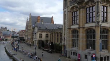 Yazın bulutlu bir günde Gent, Belçika 'nın eski bir kasabasındaki evleri dolaşın..
