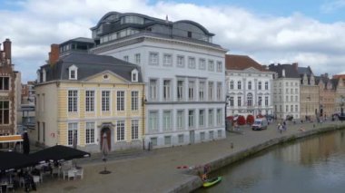 Yazın bulutlu bir günde Gent, Belçika 'nın eski bir kasabasındaki evleri dolaşın..