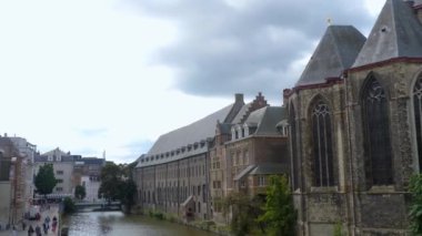 Yazın bulutlu bir günde Gent, Belçika 'nın eski bir kasabasındaki evleri dolaşın..