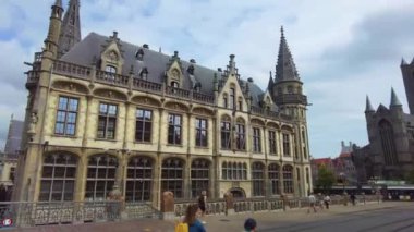 Yazın bulutlu bir günde Gent, Belçika 'nın eski bir kasabasındaki evleri dolaşın..