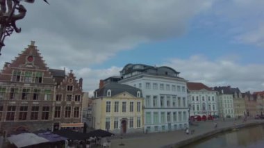 Yazın bulutlu bir günde Gent, Belçika 'nın eski bir kasabasındaki evleri dolaşın..