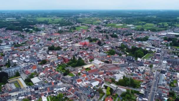 夏の曇り空の午後にベルギーの都市ウェッターテンのダウンタウンの周りの空中ビュー — ストック動画