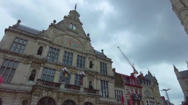 夏の曇りの日にベルギーのゲントの旧市街の家の向かいにパン — ストック動画