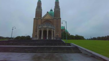 Brüksel, Belçika 'daki Ulusal Kutsal Yürek Bazilikası' nda yazın bulutlu bir günde