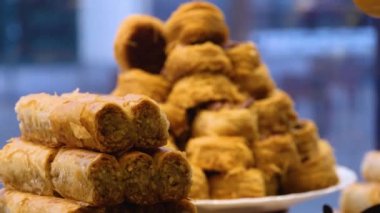 Baklava ve diğer doğulu şekerleme tatlısı..