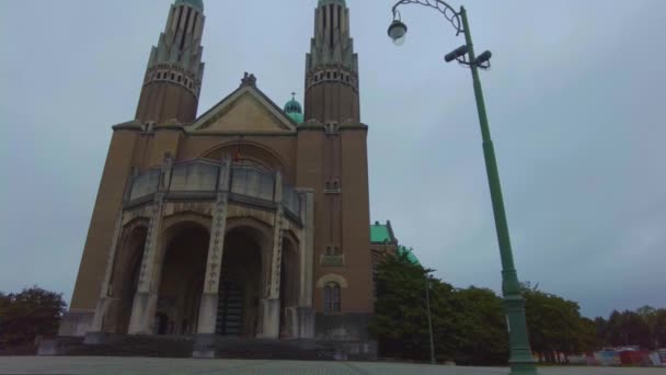 Wokół Bazyliki Najświętszego Serca Brukseli Belgia Pochmurny Letni Dzień — Wideo stockowe