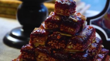 Baklava ve diğer doğulu şekerleme tatlısı..