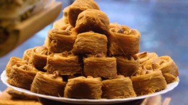 Baklava ve diğer doğulu şekerleme tatlısı..