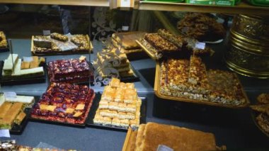 Baklava ve diğer doğulu şekerleme tatlısı..