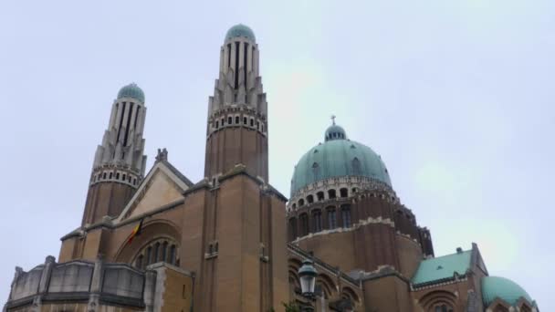 Brüksel Belçika Daki Ulusal Kutsal Yürek Bazilikası Nda Yazın Bulutlu — Stok video