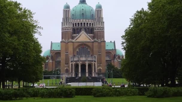 夏の曇りの日にベルギーのブリュッセルの聖ハート大聖堂の周り — ストック動画