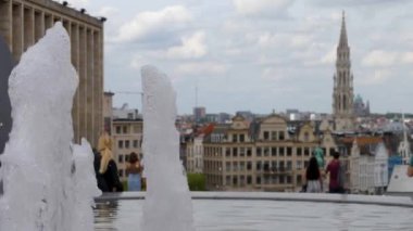 Yazın güneşli bir günde Brüksel, Belçika şehir merkezini gezin.