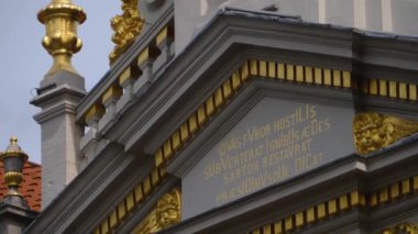 Yazın güneşli bir günde Brüksel, Belçika şehir merkezini gezin.