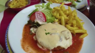 Belçika Cordon Bleu 'su tabakta dönüyor.