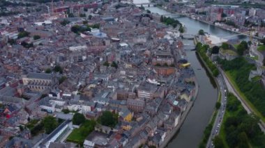 Namur şehrinin havadan görünüşü yazın bulutlu bir öğleden sonra Belçika 'da