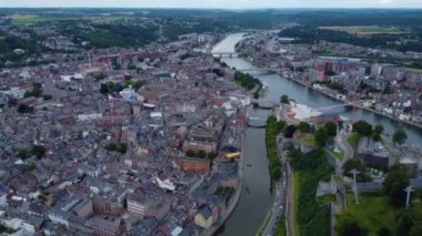 Namur şehrinin havadan görünüşü yazın bulutlu bir öğleden sonra Belçika 'da