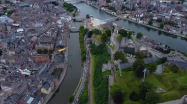Namur şehrinin havadan görünüşü yazın bulutlu bir öğleden sonra Belçika 'da