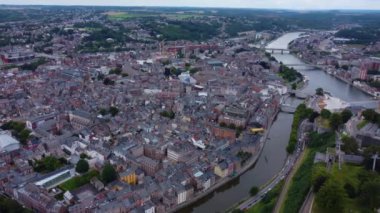 Namur şehrinin havadan görünüşü yazın bulutlu bir öğleden sonra Belçika 'da