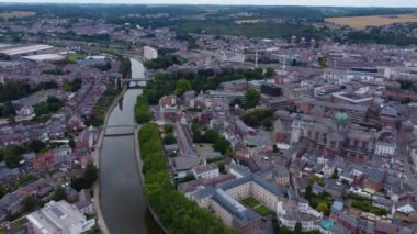 Namur şehrinin havadan görünüşü yazın bulutlu bir öğleden sonra Belçika 'da