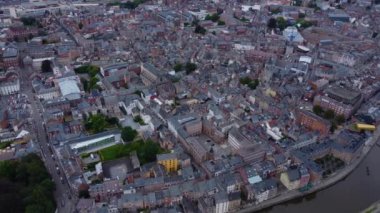 Namur şehrinin havadan görünüşü yazın bulutlu bir öğleden sonra Belçika 'da