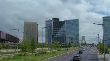 Yazın bulutlu bir günde Lüksemburg sokaklarında uçmak