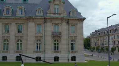 Yazın bulutlu bir günde Lüksemburg sokaklarında uçmak