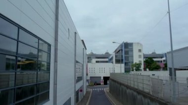 Yazın bulutlu bir günde Lüksemburg sokaklarında uçmak