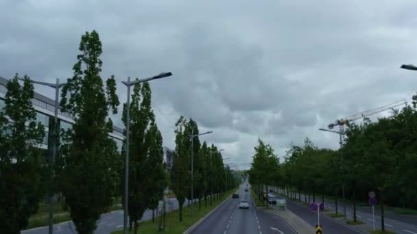 여름에 구름낀 룩셈부르크의 거리를 비행하는 — 비디오