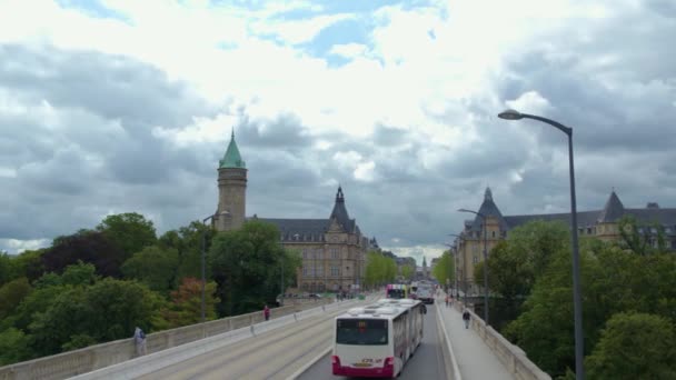 夏天的阴天 飞越卢森堡的街道 — 图库视频影像