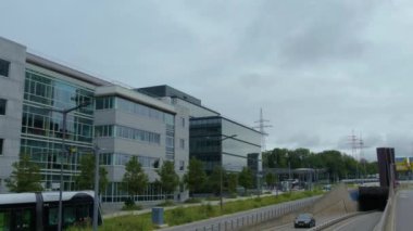 Yazın bulutlu bir günde Lüksemburg sokaklarında uçmak