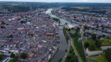 Namur şehrinin havadan görünüşü yazın bulutlu bir öğleden sonra Belçika 'da