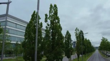 Yazın bulutlu bir günde Lüksemburg sokaklarında uçmak