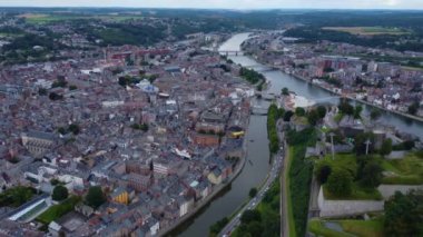 Namur şehrinin havadan görünüşü yazın bulutlu bir öğleden sonra Belçika 'da