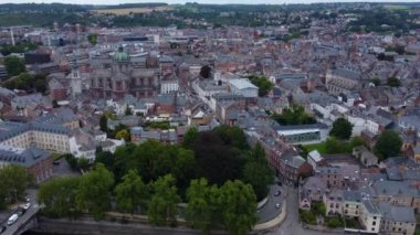 Namur şehrinin havadan görünüşü yazın bulutlu bir öğleden sonra Belçika 'da