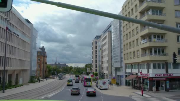 Flyger Genom Luxemburgs Gator Molnig Dag Sommaren — Stockvideo