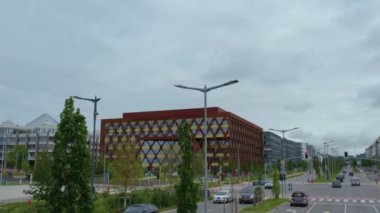 Yazın bulutlu bir günde Lüksemburg sokaklarında uçmak