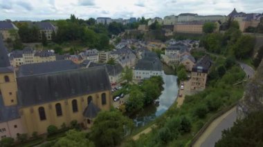 Yazın bulutlu bir günde Lüksemburg 'un alt kısımlarında, eski kasabanın genelinde dolaşın..