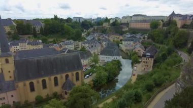 Yazın bulutlu bir günde Lüksemburg 'un alt kısımlarında, eski kasabanın genelinde dolaşın..