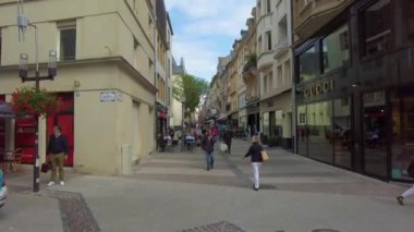 Yazın bulutlu bir günde Lüksemburg sokaklarında uçmak